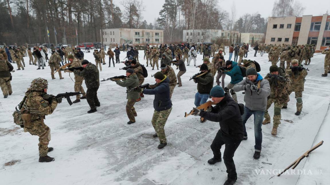Reciben entrenamiento militar civiles en Ucrania