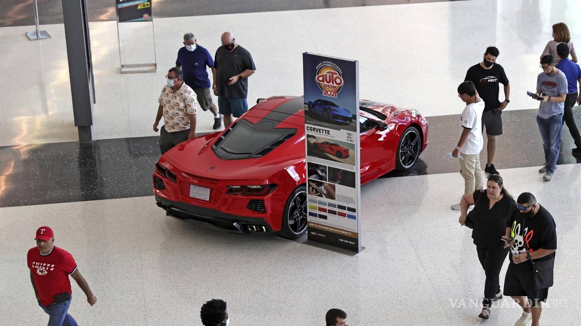 $!Los visitantes miran el Chevrolet Corvette 2022 en el Salón Internacional del Automóvil de Miami en el Centro de Convenciones de Miami Beach en Miami Beach, Florida. AP/David Santiago/Miami Herald