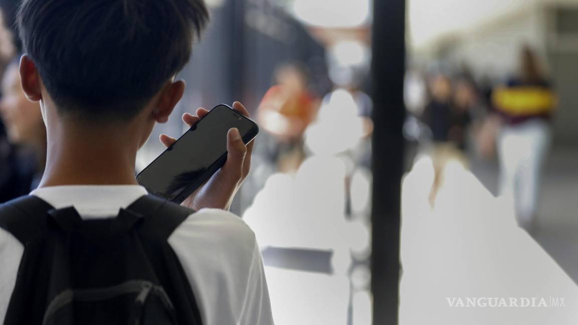 Escuelas estadounidenses compiten con los celulares. Así es como creen que podrían ganar