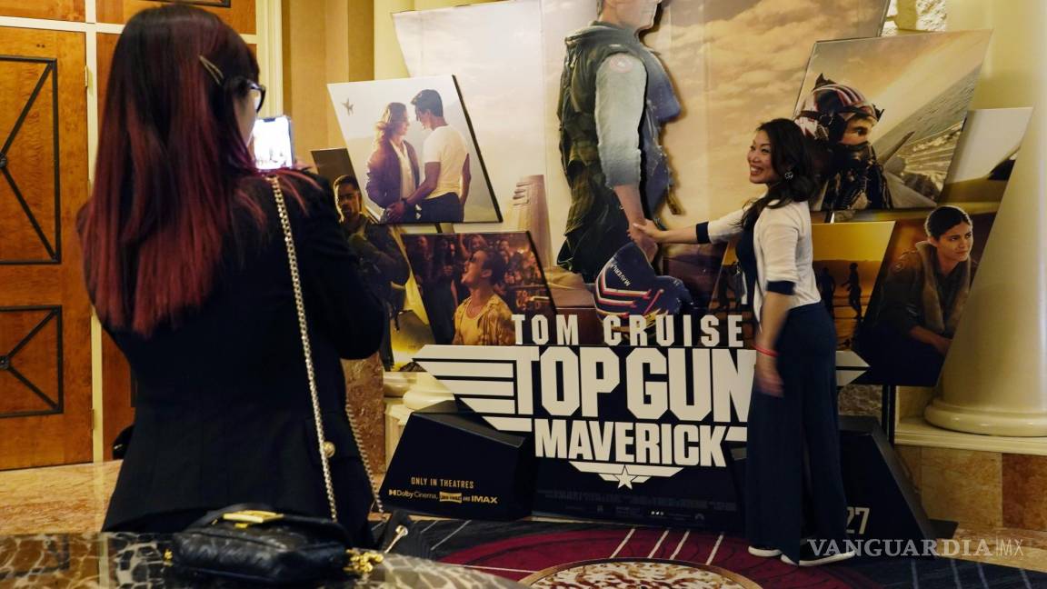 $!Asistentes a Cinemacon se toman una foto con la publicidad del filme Top Gun: Maverick.