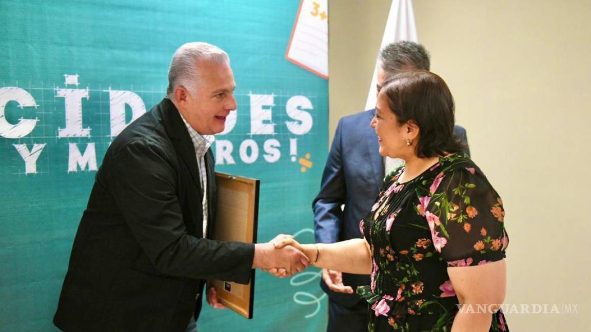 Alcalde de Torreón entrega reconocimientos a maestros