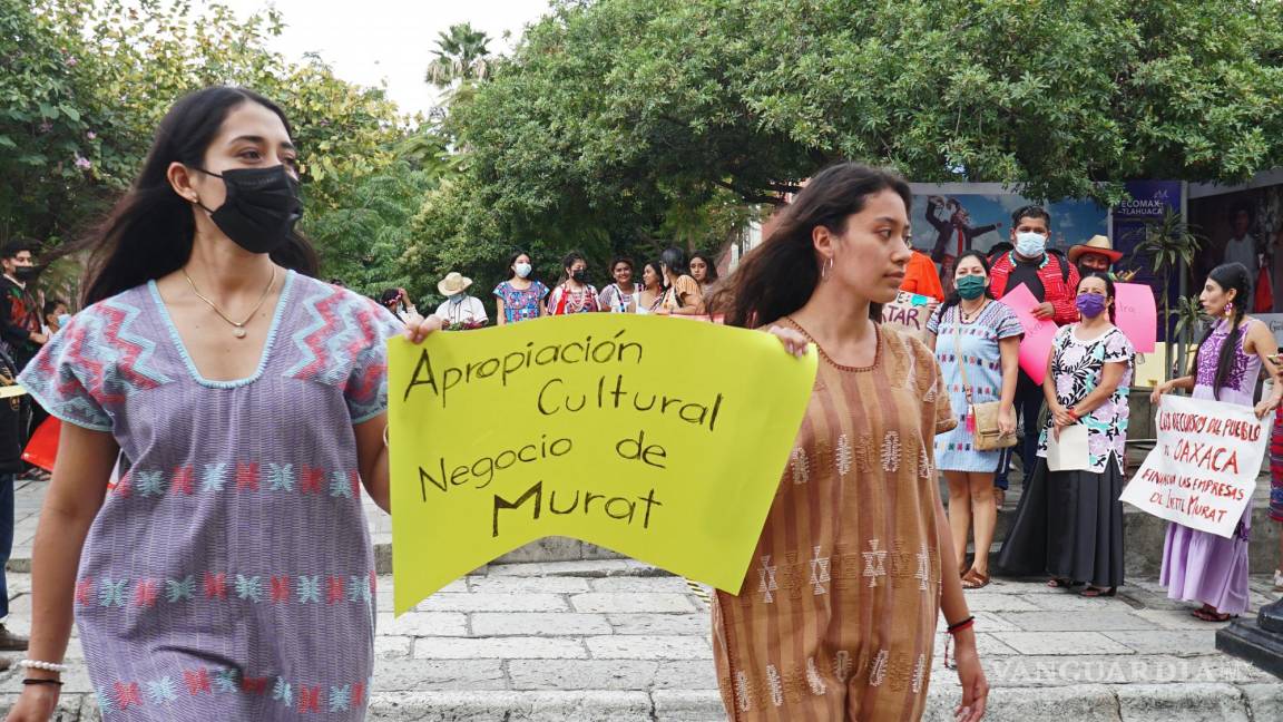 $!Indígenas artesanos y un grupo de colectivos protestaron en el municipio de Mitla, Oaxaca, para exigir un alto a la apropiación cultural de sus textiles.