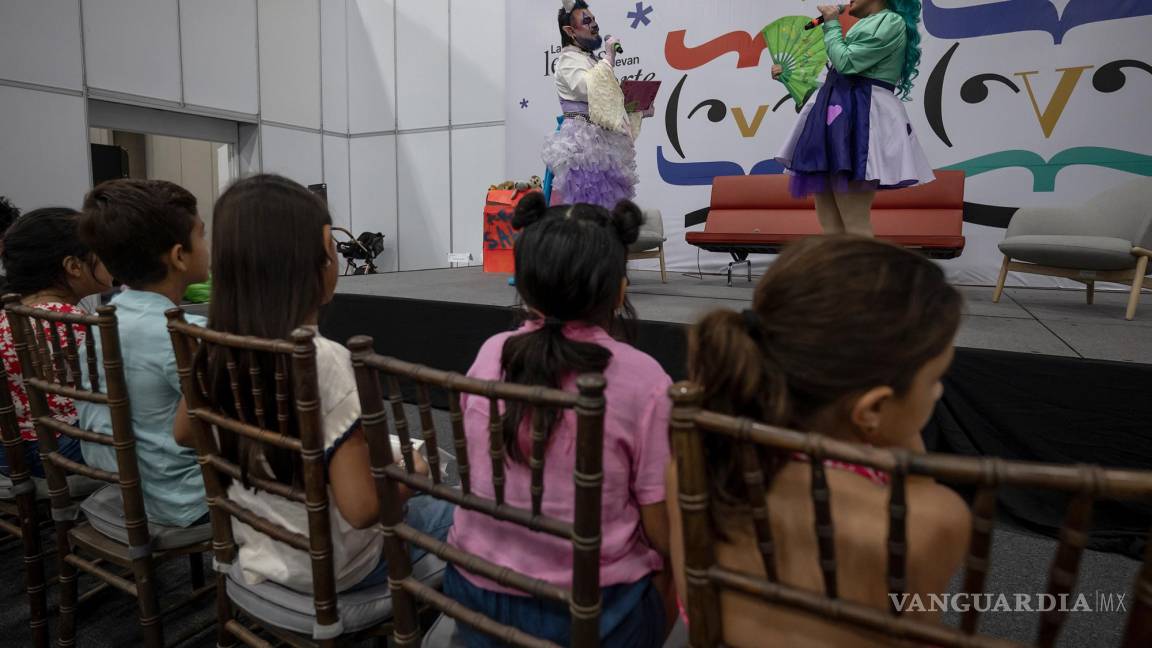 ¡Sin miedo a la cancelación! Drag queens comparten el gusto por la lectura con niños en la FIL de Monterrey