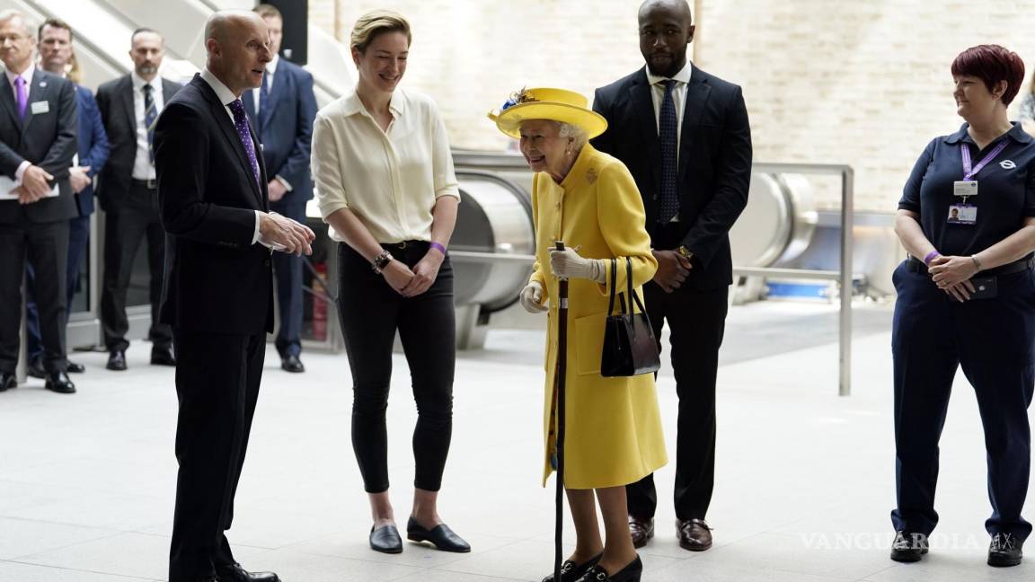 $!La reina Isabel II de Gran Bretaña, centro, se reúne con el personal del proyecto Crossrail y el personal de Elizabeth Line, en la estación de Paddington en Londres.