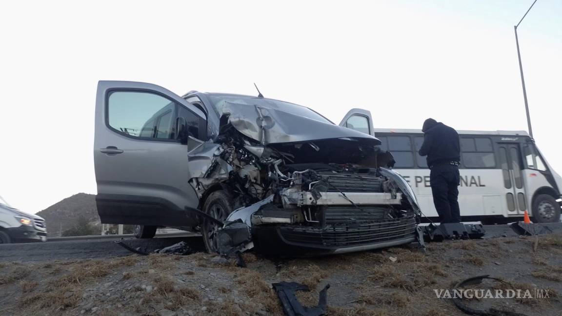 Trailero provoca caos vial y huye, en la carretera Monterrey-Saltillo