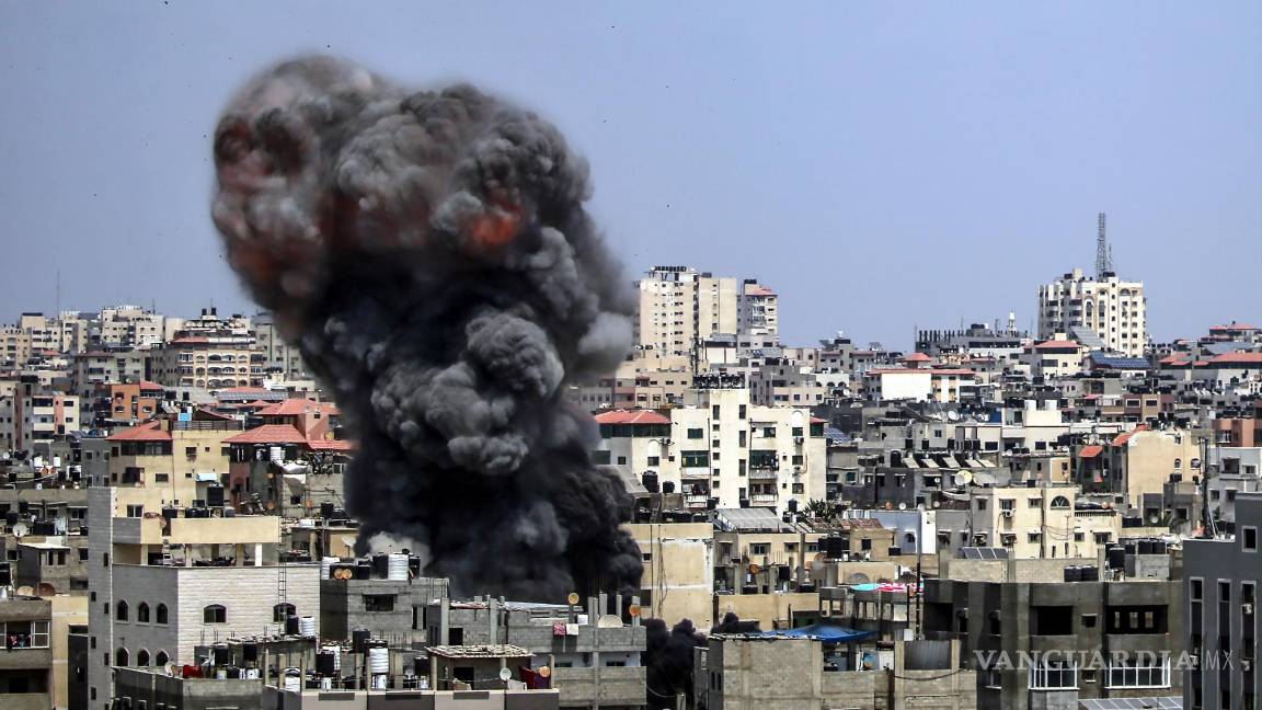 $!El humo se eleva tras un ataque aéreo israelí en la ciudad de Gaza el sábado pasado.