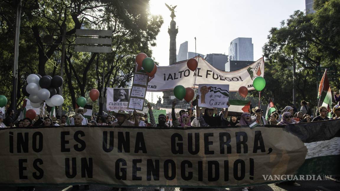$!Cientos de personas y organizaciones civiles partieron del Ángel de la independencia hacia el Zócalo en apoyo a Palestina.