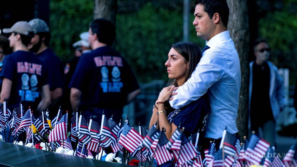 $!Katie Mascali es consolada por su prometido Andre Jabban mientras se encuentran cerca del nombre de su padre Joseph Mascali, con FDNY Rescue 5, mientras asisten a las ceremonias el sábado 11 de septiembre de 2021. EFE/EPA/Craig Ruttle