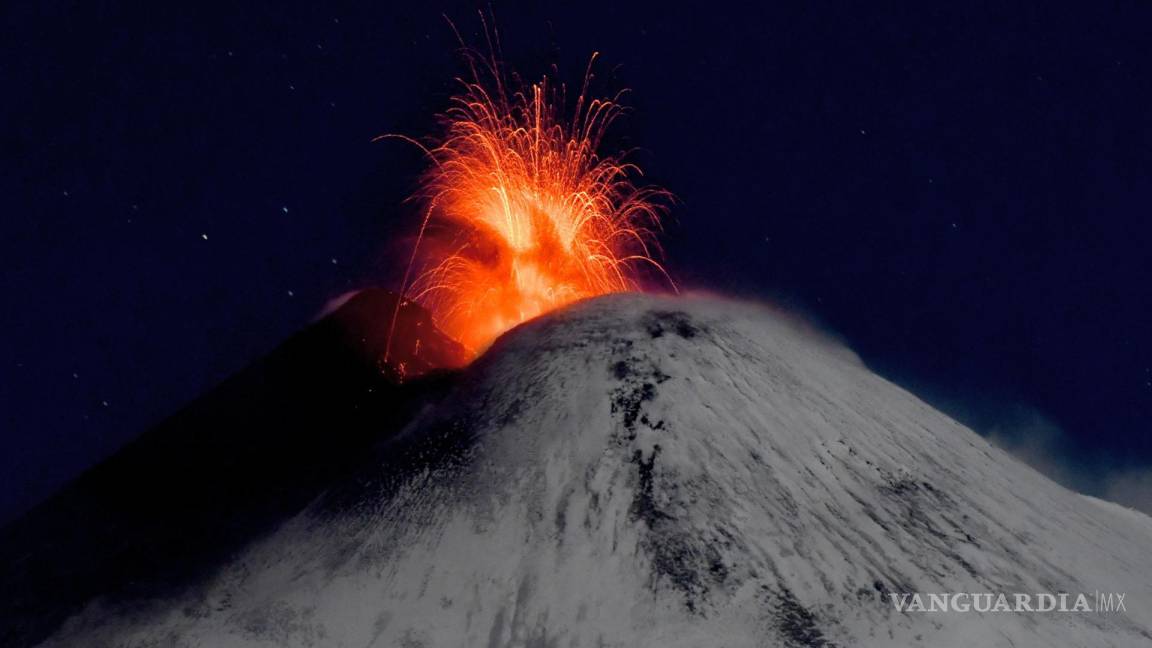 Continúa arrojando lava el monte Etna, en Italia; hizo erupción desde el 12 de noviembre