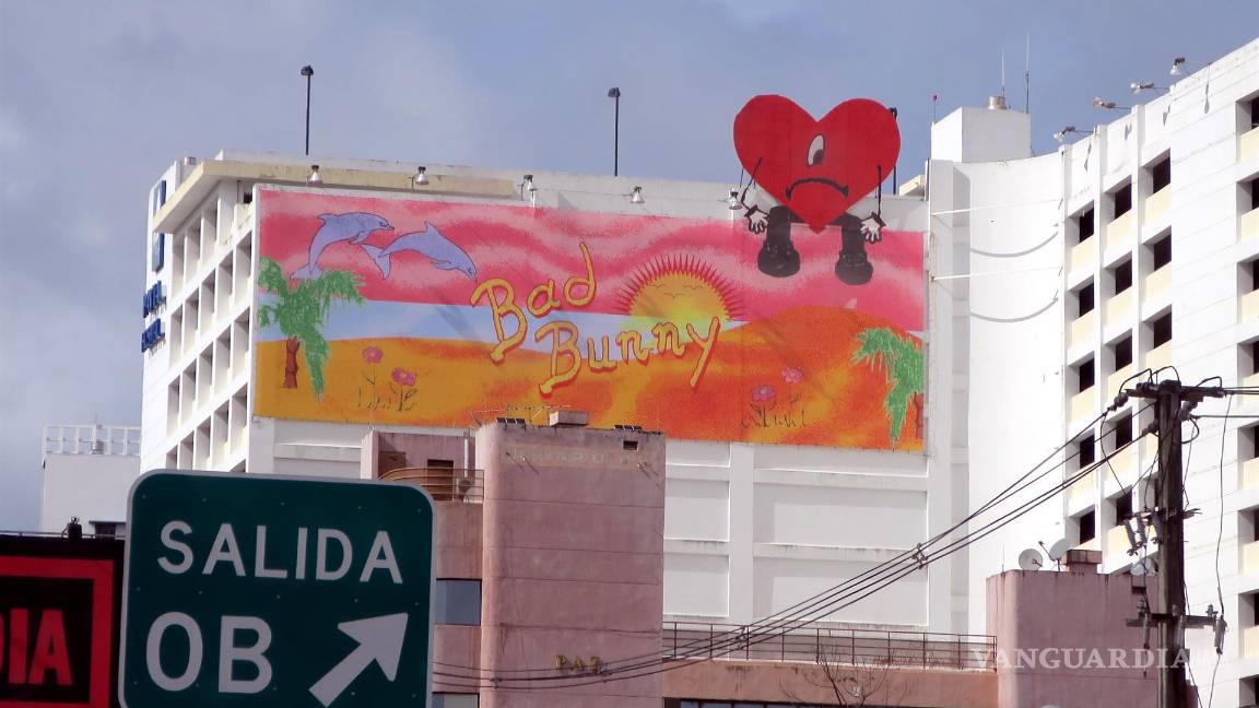 $!Vista de una valla publicitaria del más reciente disco de Bad Bunny, “Un Verano Sin Ti” en un edificio en San Juan, Puerto Rico.