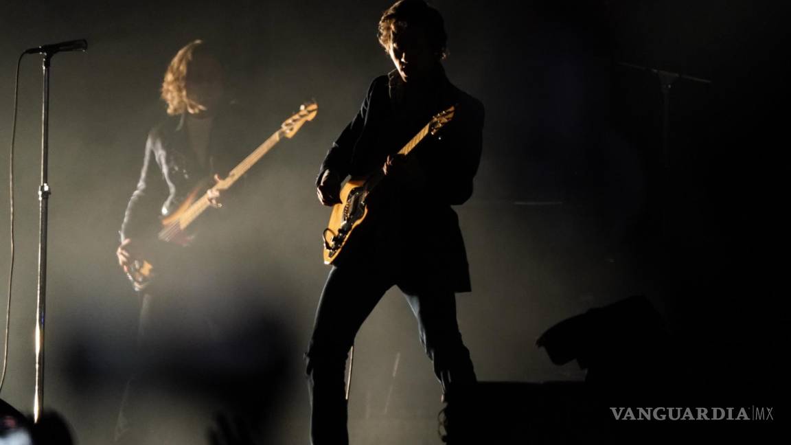 $!Alex Turner de Arctic Monkeys durante su concierto en el festival Corona Capital en la Ciudad de México.
