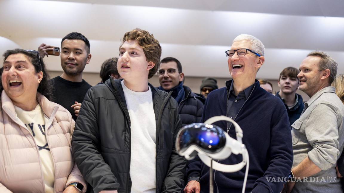 $!El director ejecutivo de Apple, Tim Cook, habla con los clientes que compran los nuevos auriculares Vision Pro en una Apple Store de Nueva York.