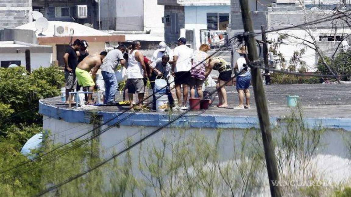 $!Mientras ciudadanos de Monterrey ‘ordeñan’ agua por escasez, campos de golf son regados con aspersores