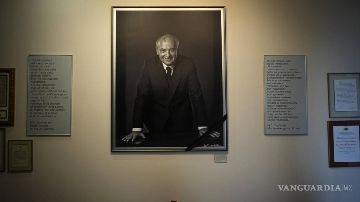 $!Un retrato del expresidente soviético Mikhail Gorbachev en la sede de su fundación, un día después de su fallecimiento, en Moscú, Rusia.