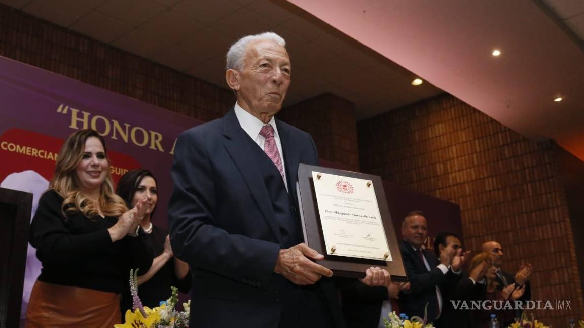 $!Aldegundo Garza fue reconocido con la presea a la perseverancia.