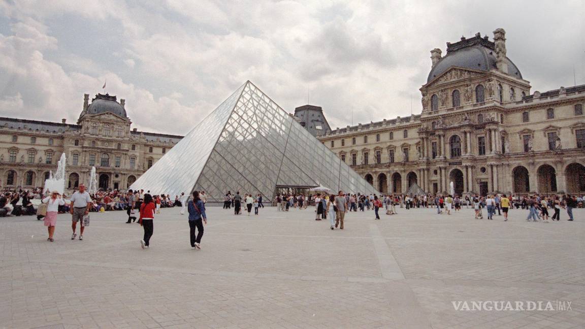 $!Vista general del museo del Louvre con la pirámide de cristal, en París.
