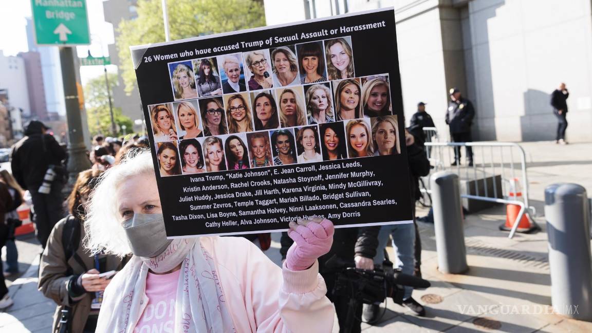 $!Una persona afuera de un tribunal federal en el primer día de la demanda civil por agresión sexual y difamación presentada por E. Jean Carroll contra Donald Trump.