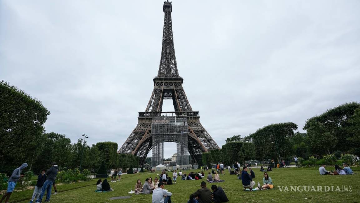Tras nueve meses cerrada reabre la Torre Eiffel