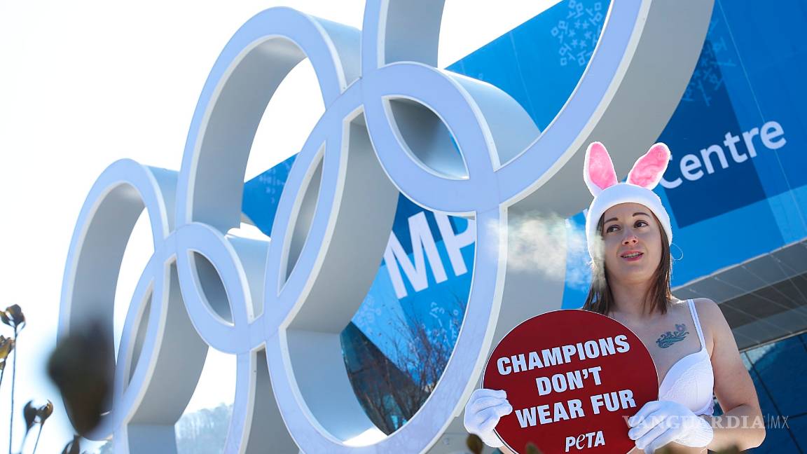 $!Activista de PETA realiza una protesta en bikini y a menos de 16 grados en Corea del Sur