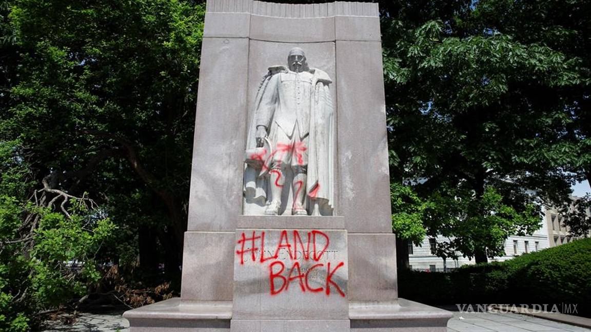 $!Monumentos y estatuas son víctimas de la ira y las protestas antirracistas en todo el mundo (fotos)