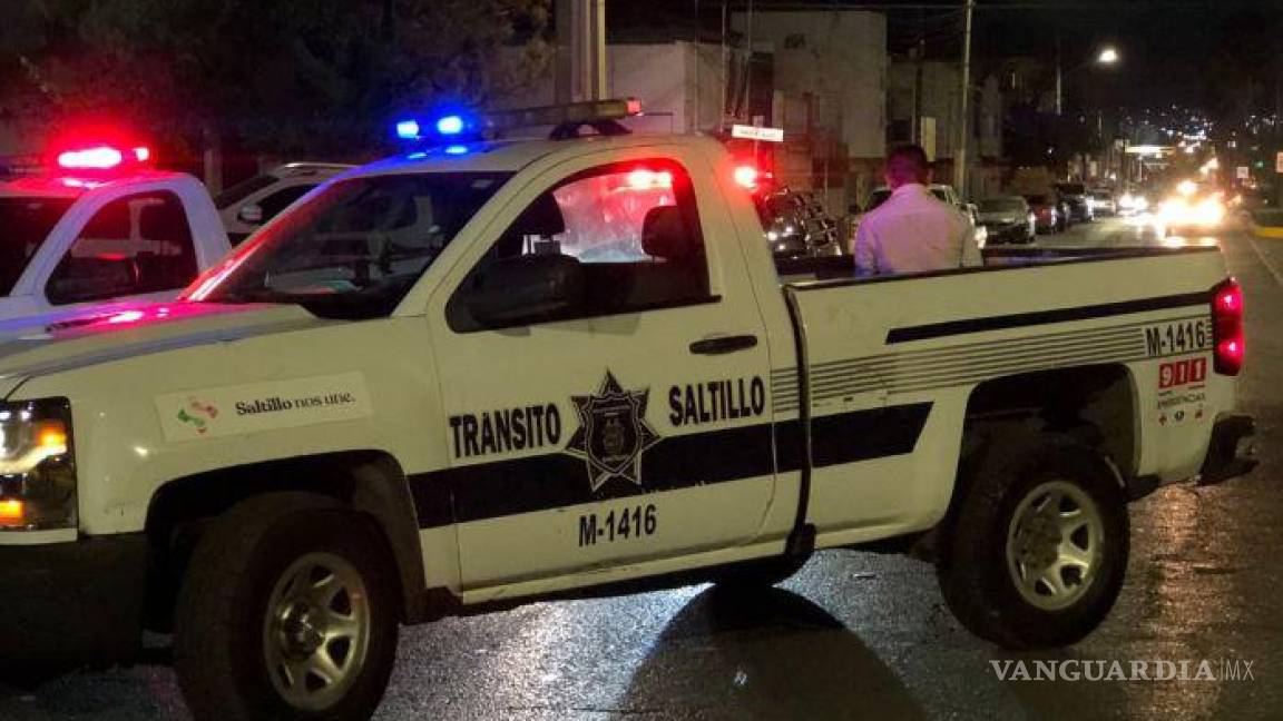 Conductor vuelca debido al exceso de velocidad y estado de ebriedad; causa caos vehicular al norte de Saltillo