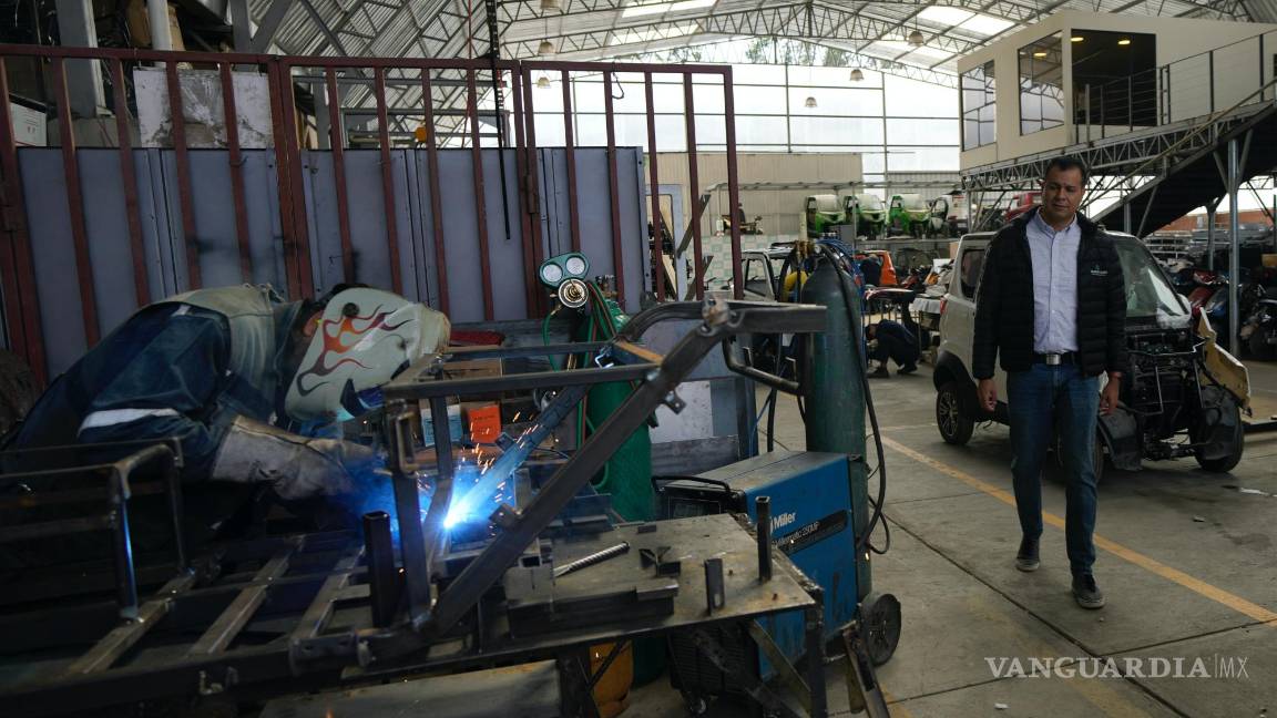$!Quantum Motors general manager Jose Carlos Marquez walks through the electric car factory in Cochabamba, Bolivia, Tuesday, May 9, 2023. Quantum Motors launched in 2016 as a manufacturer of electric wheelbarrows for the mining sector before it developed its first prototypes of electric cars that launched in 2019. (AP Photo/ Juan Karita)