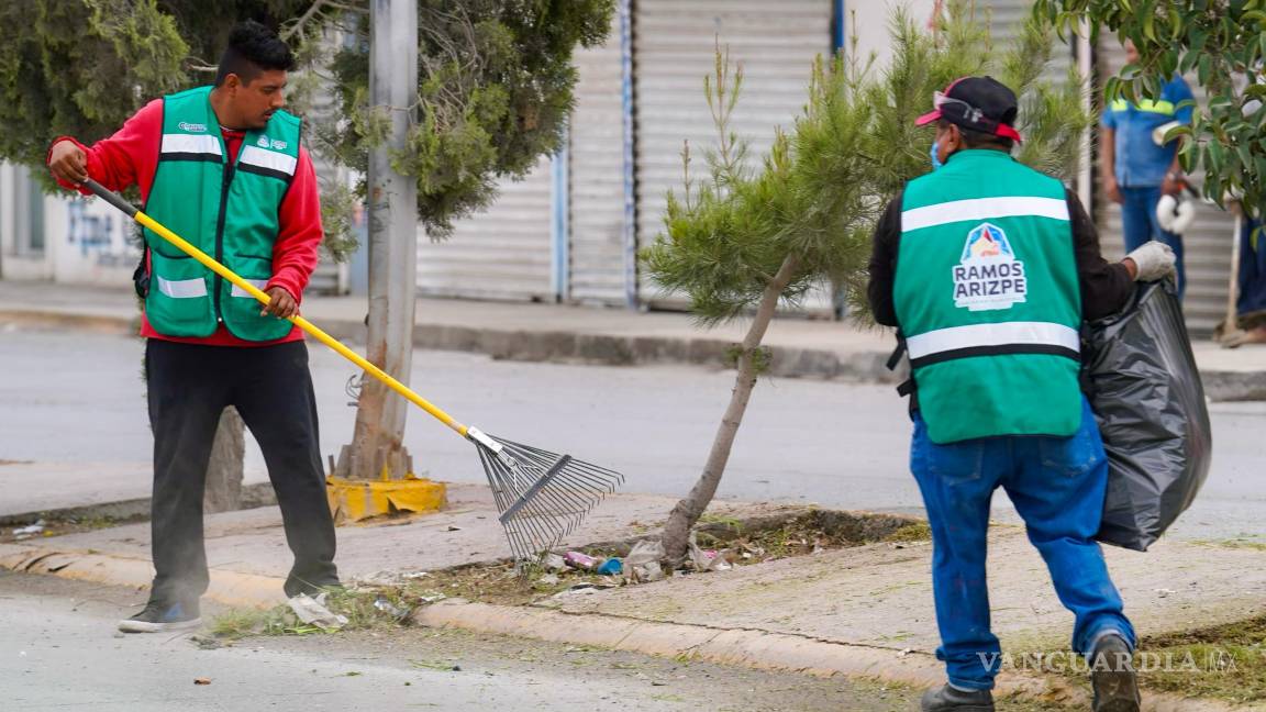 $!Cuadrillas de la “Ola Verde” realizan labores de limpieza en calles de varias colonias.