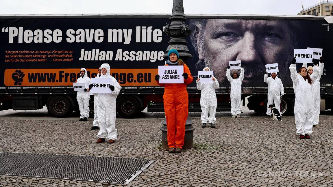 $!Activistas pro-Assange muestran carteles durante una protesta en Berlín, Alemania, el 20 de febrero de 2024.