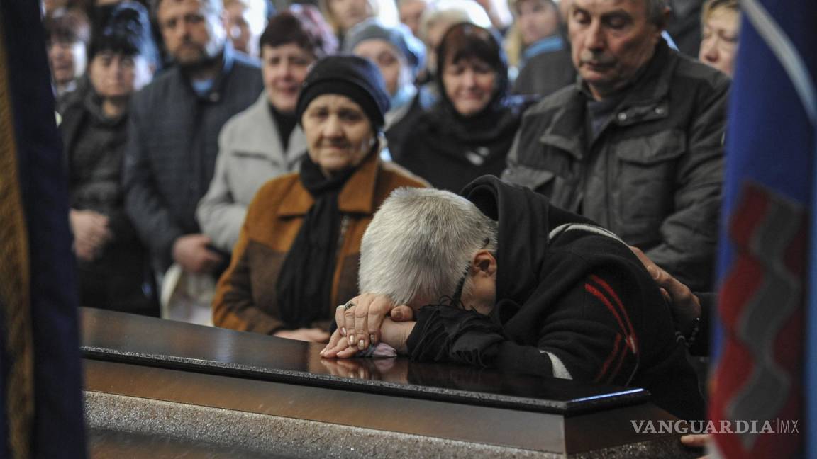 $!Una madre llora durante la ceremonia fúnebre para presentar sus respetos a los soldados ucranianos muertos en combates con las fuerzas rusas, en Lviv, Ucrania.