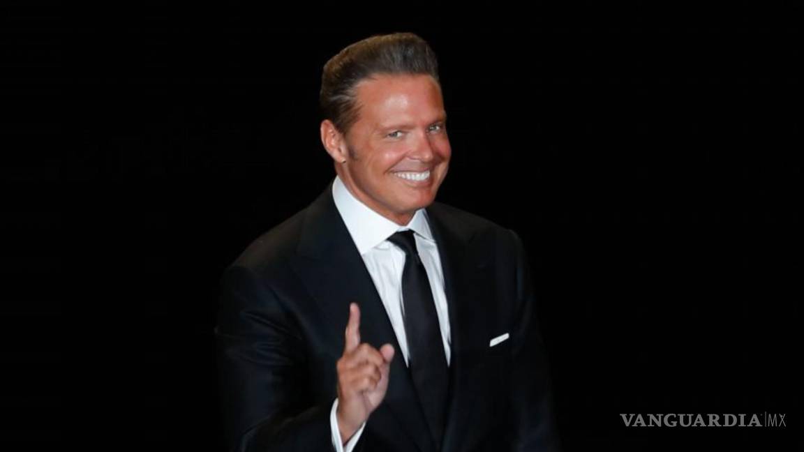 $!Imagen del 21 de febrero de 2018. El cantante mexicano Luis Miguel durante su presentación en el Auditorio Nacional.
