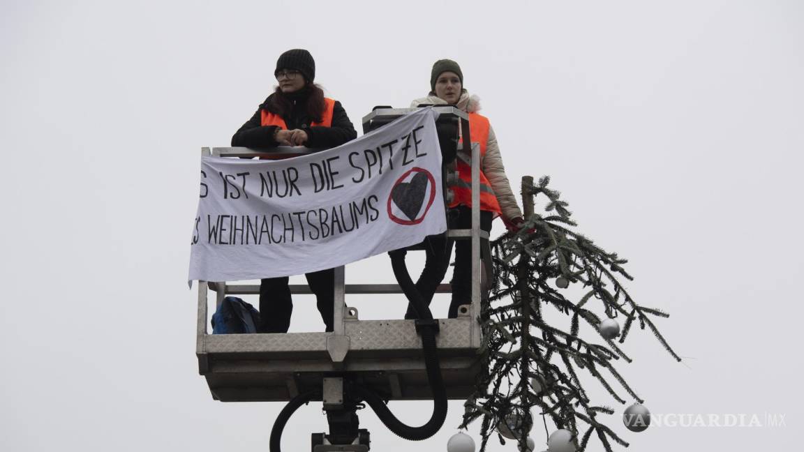 Activistas climáticos cortan el árbol de Navidad de Berlín