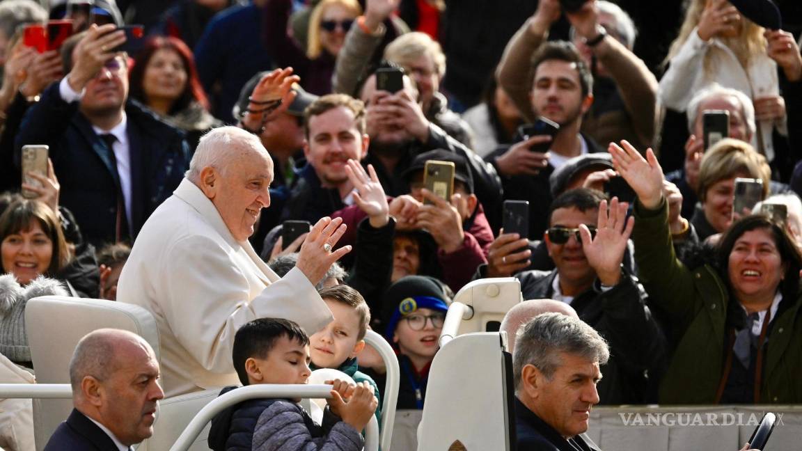 $!El Papa Francisco saluda a los fieles mientras asiste a su audiencia general en la Plaza de San Pedro, Ciudad del Vaticano.