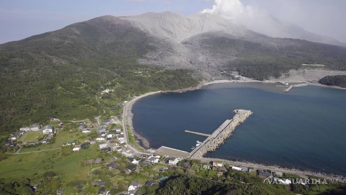 Erupción volcánica obliga a evacuar isla en Japón