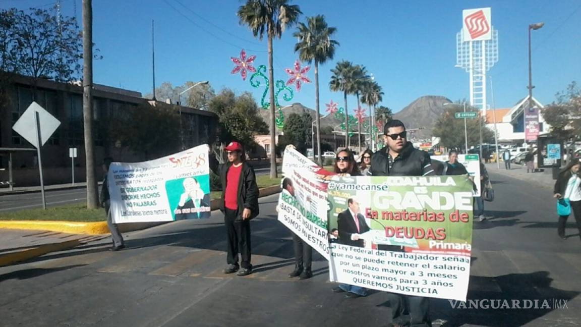 Maestros protestan en el Palacio del Congreso tras Informe