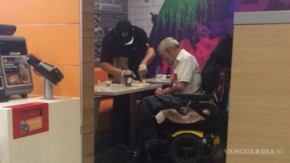 Empleado de McDonald's ayudó a cliente que no podía alimentarse solo