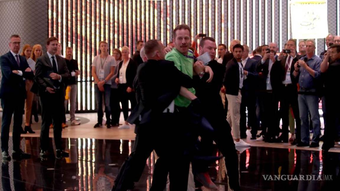 $!Activistas de Greenpeace irrumpen y se suben en los autos del Salón Internacional del Automóvil de Frankfurt, ve estas imágenes