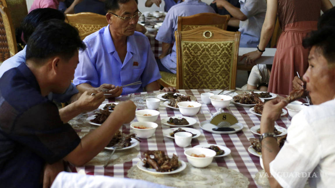 Norcoreanos comen carne de perro para combatir el calor