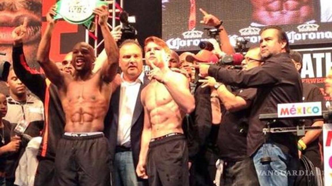 Mayweather y &quot;Canelo&quot; Alvarez superan la báscula