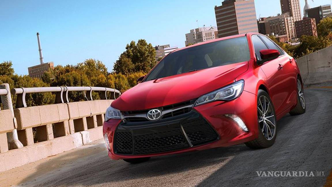 Toyota da nueva cara a su emblemático Camry