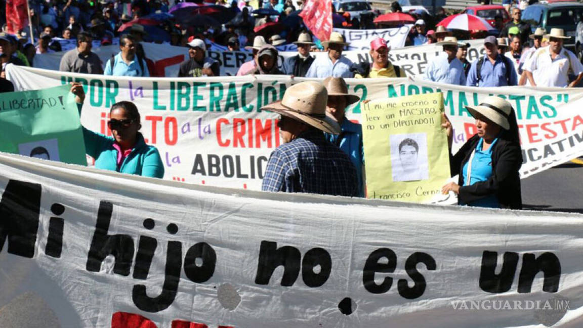 Liberan en Michoacán a las 22 normalistas