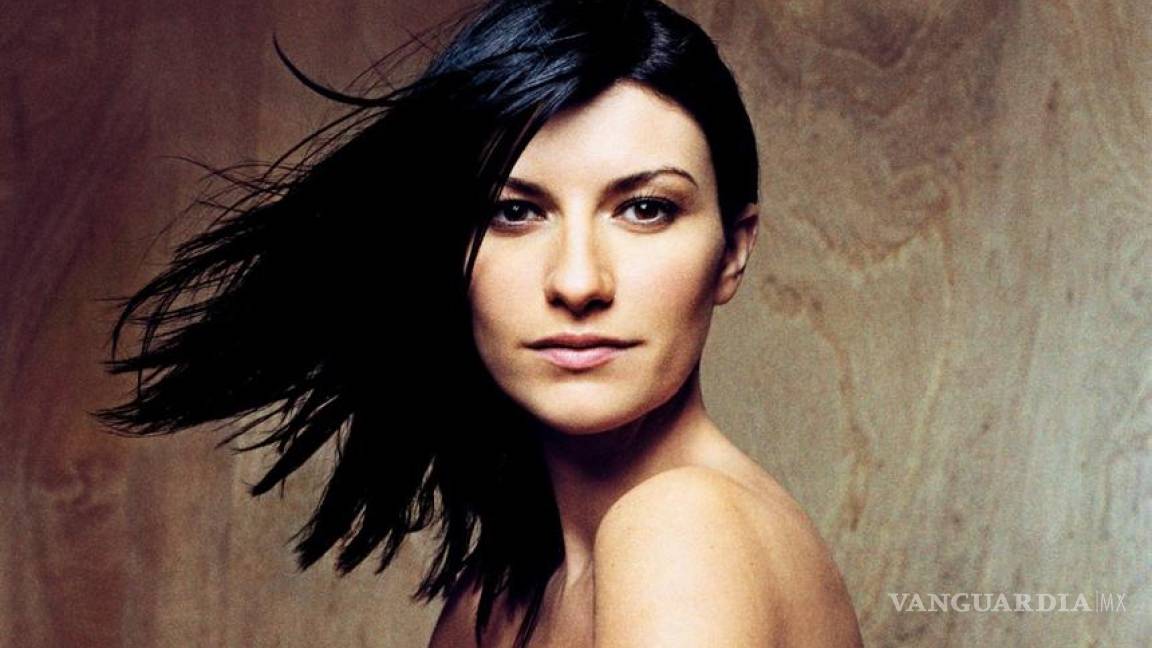 Laura Pausini enseña de más en un concierto (video)