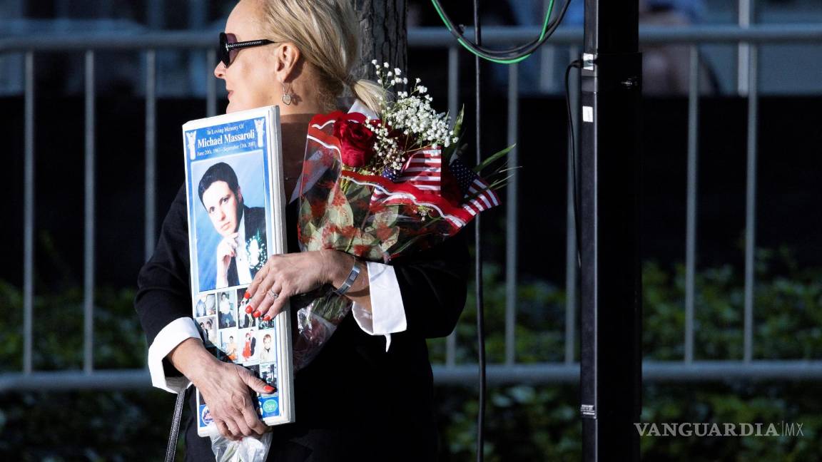 $!Una mujer sostiene una foto de un ser querido antes del inicio de una ceremonia del 9/11 Memorial que marca el 20 aniversario de los ataques terroristas del 11 de septiembre de 2001 en Nueva York, Nueva York. EFE/EPA/Justin Lane