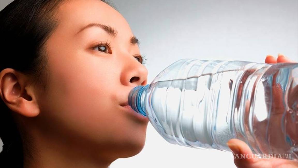 Toma cinco vasos de agua y mejora tu vida sexual