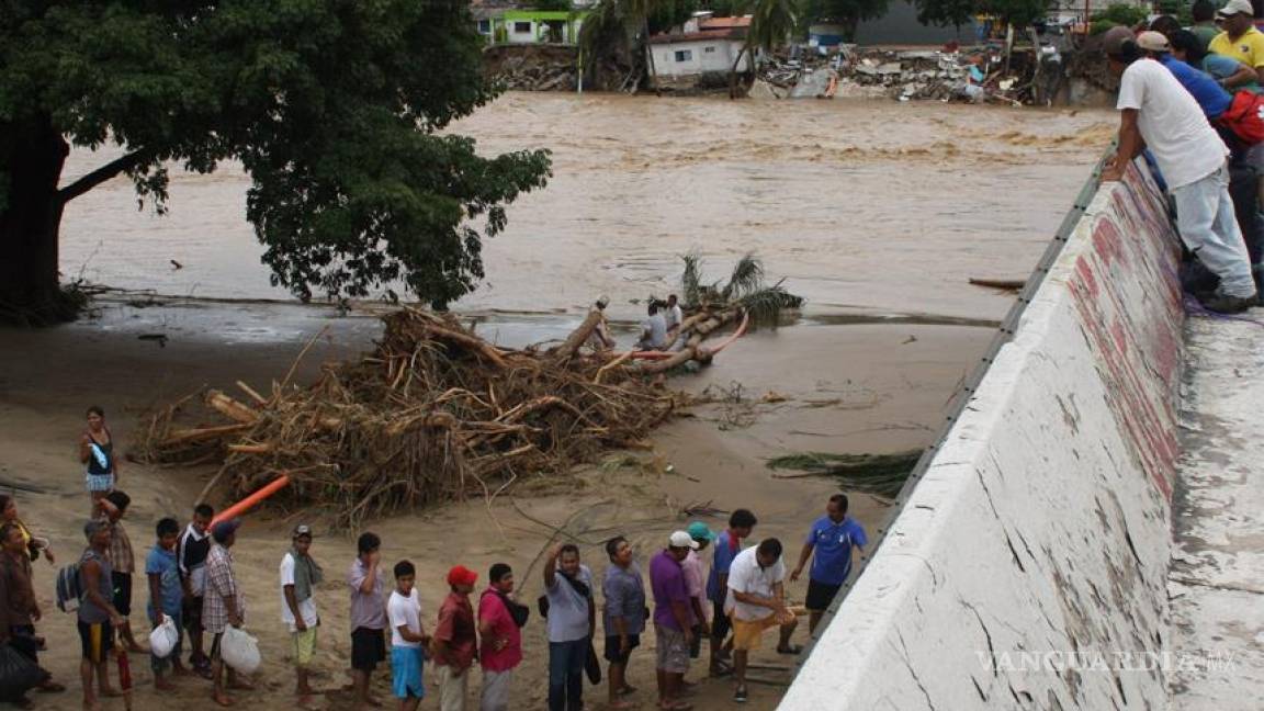 Huracán &quot;Manuel&quot; toca tierra en costa de Altata, Sinaloa; en riesgo, al menos 29 municipios