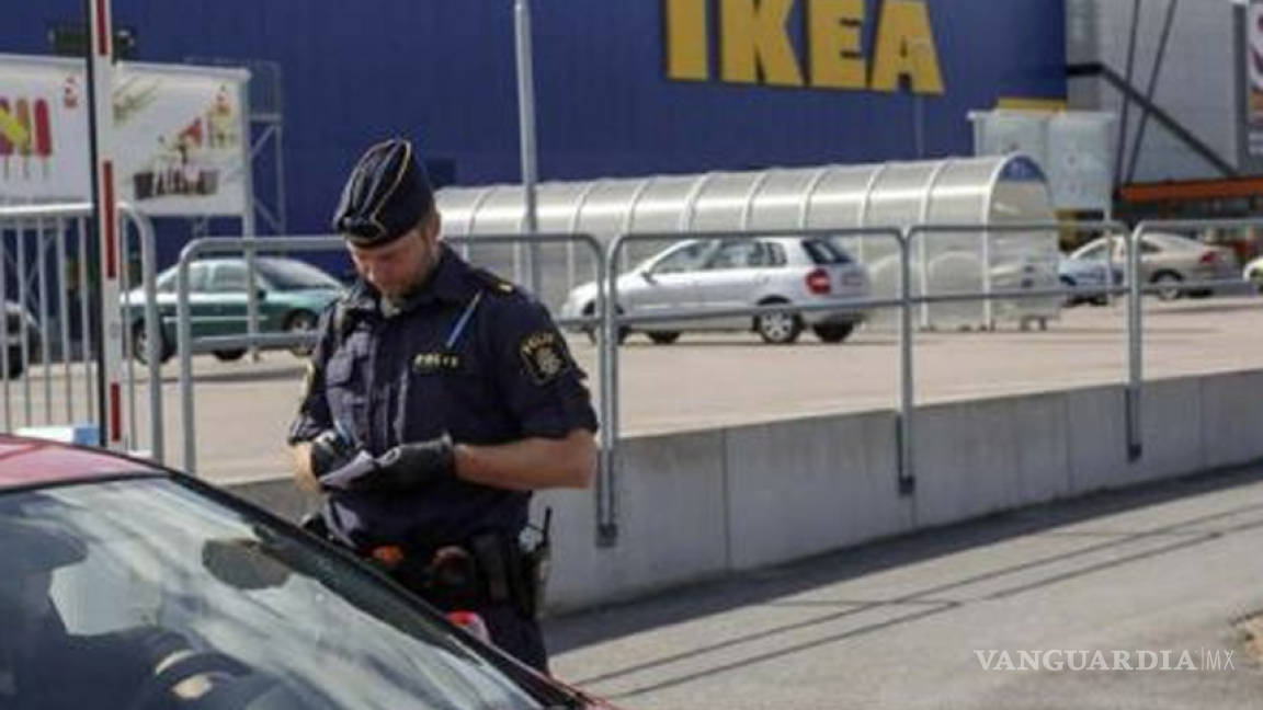 Apuñalan a tres personas en tienda Ikea de Suecia; mueren dos