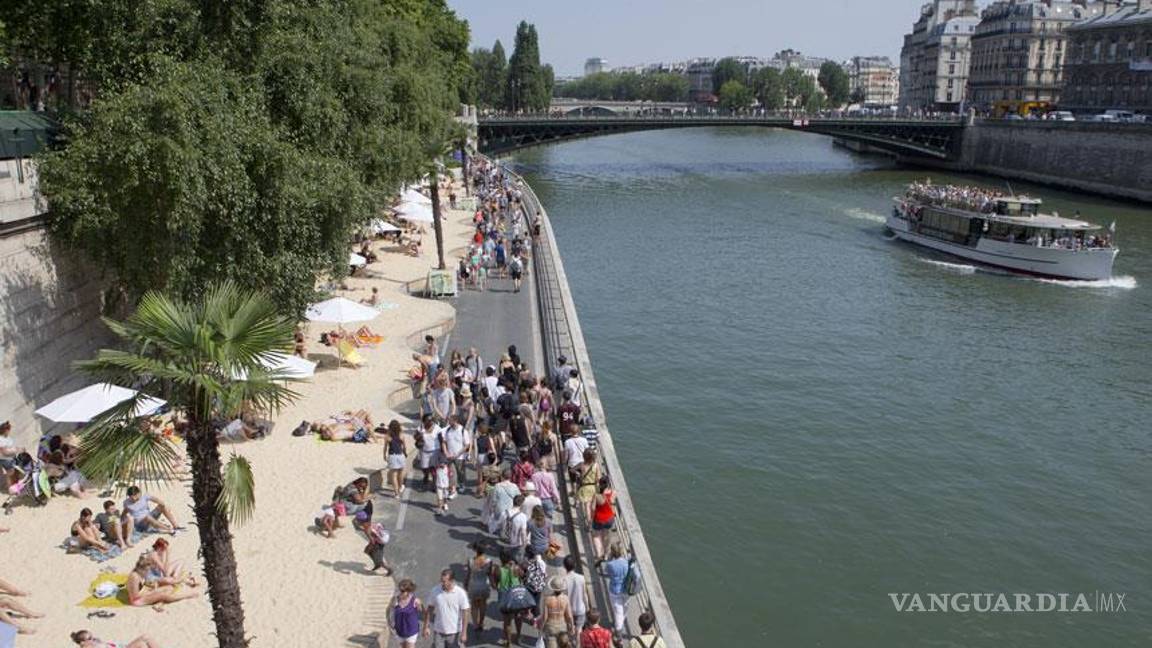 Inauguran playa artificial en París para disfrutar del verano