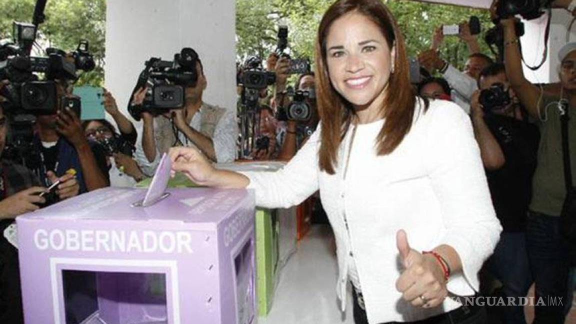 Ivonne Álvarez vota con su familia en Guadalupe, Nuevo León