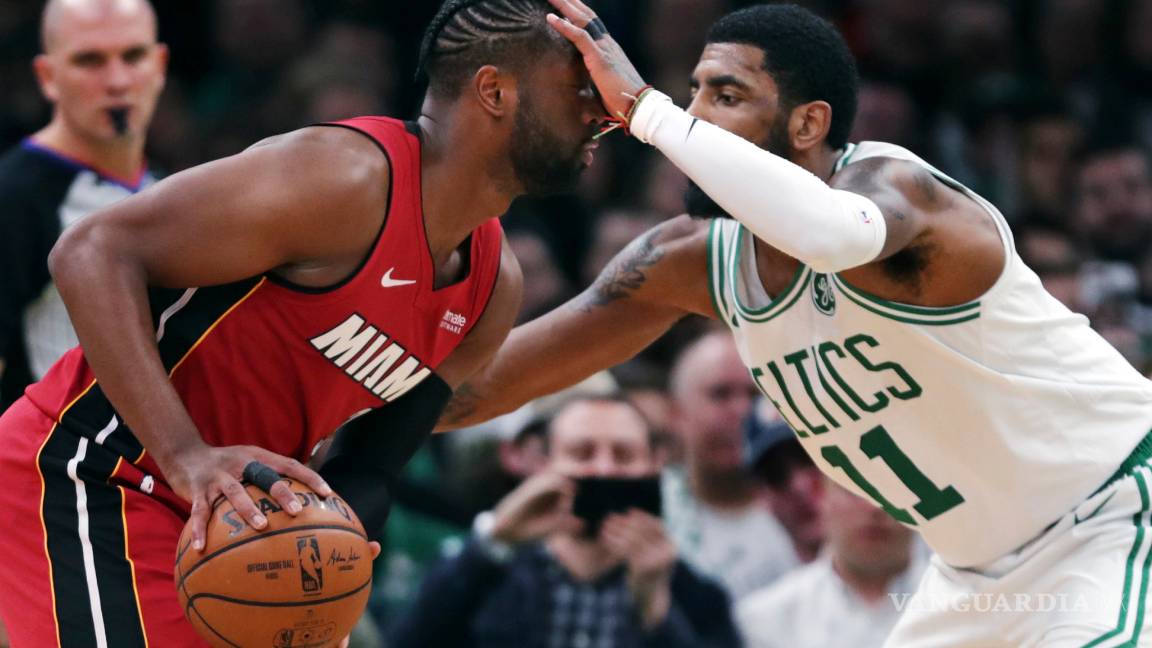 $!Kyrie Irving le arruina la última visita de Dwayne Wade al TD Garden