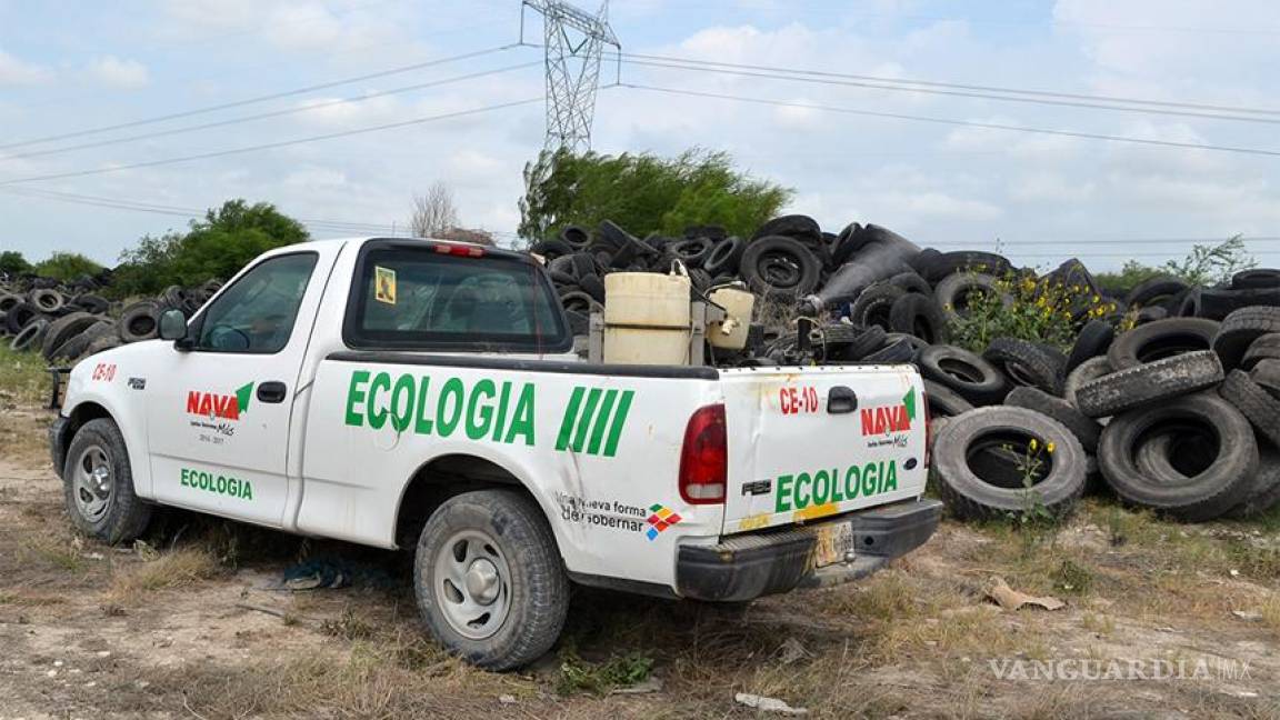 Fumigan contra el dengue, un depósito de llantas en Nava, Coahuila