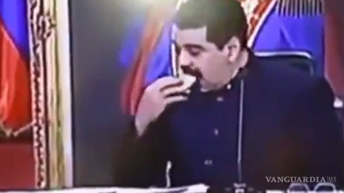 Nicolás Maduro devora una empanada en plena transmisión en vivo